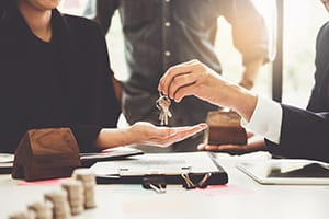 Agents are giving house keys of customer 